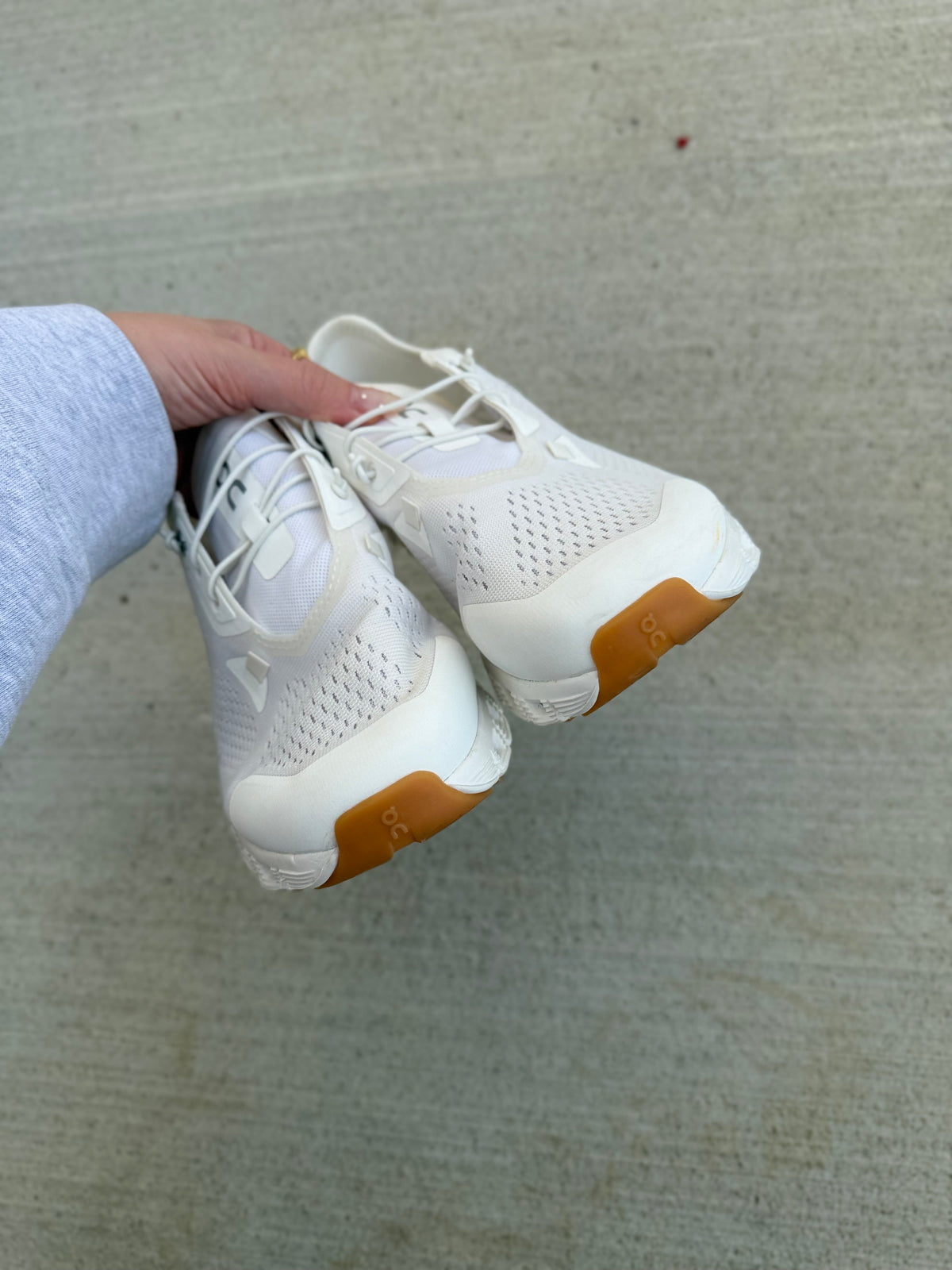 ON Cloud coast white sneakers women’s 7.5