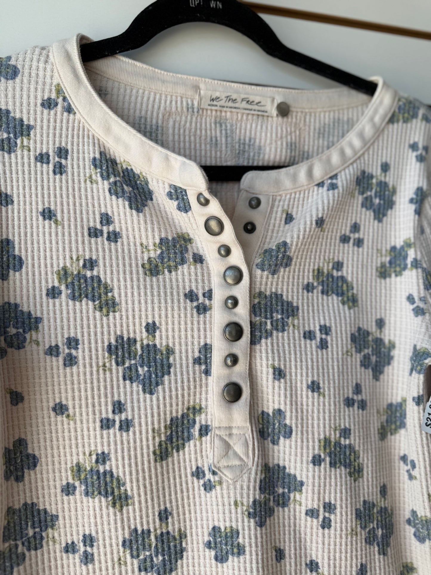 We the Free everest henley in tea floral print sz Medium