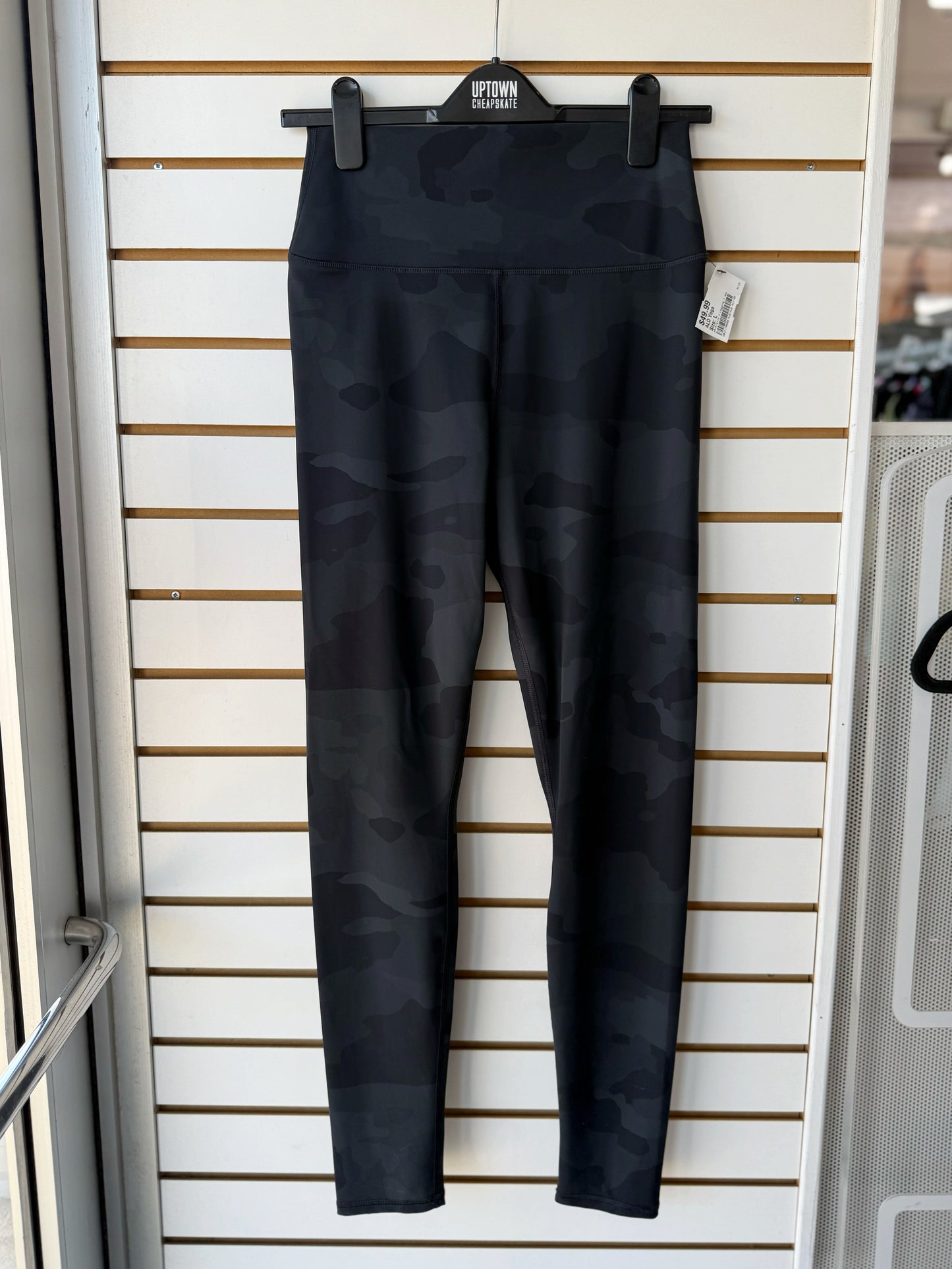 ALO Yoga black camo leggings size large