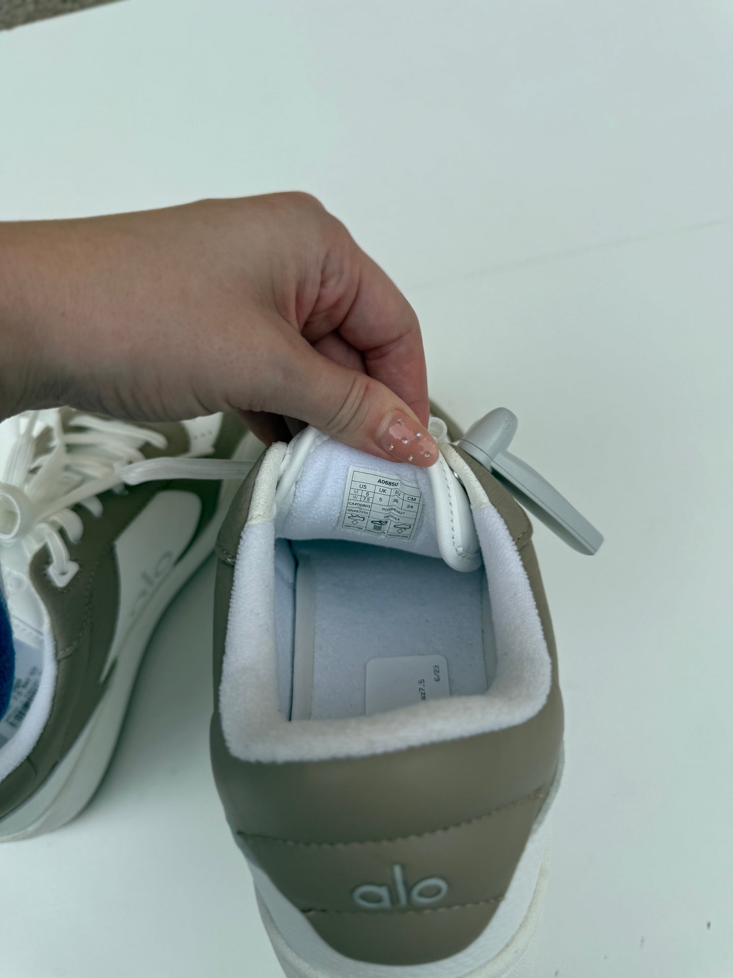 ALO Yoga recovery mode sneaker womens 7.5