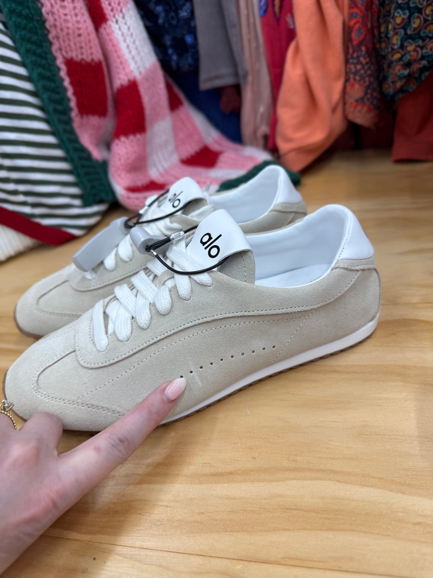 Alo Yoga Sunset sneaker in Sandatone, sz women’s 7 like-new