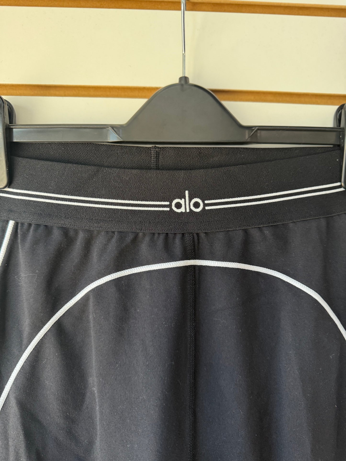 ALO Yoga black heartthrob leggings size large (light wear)