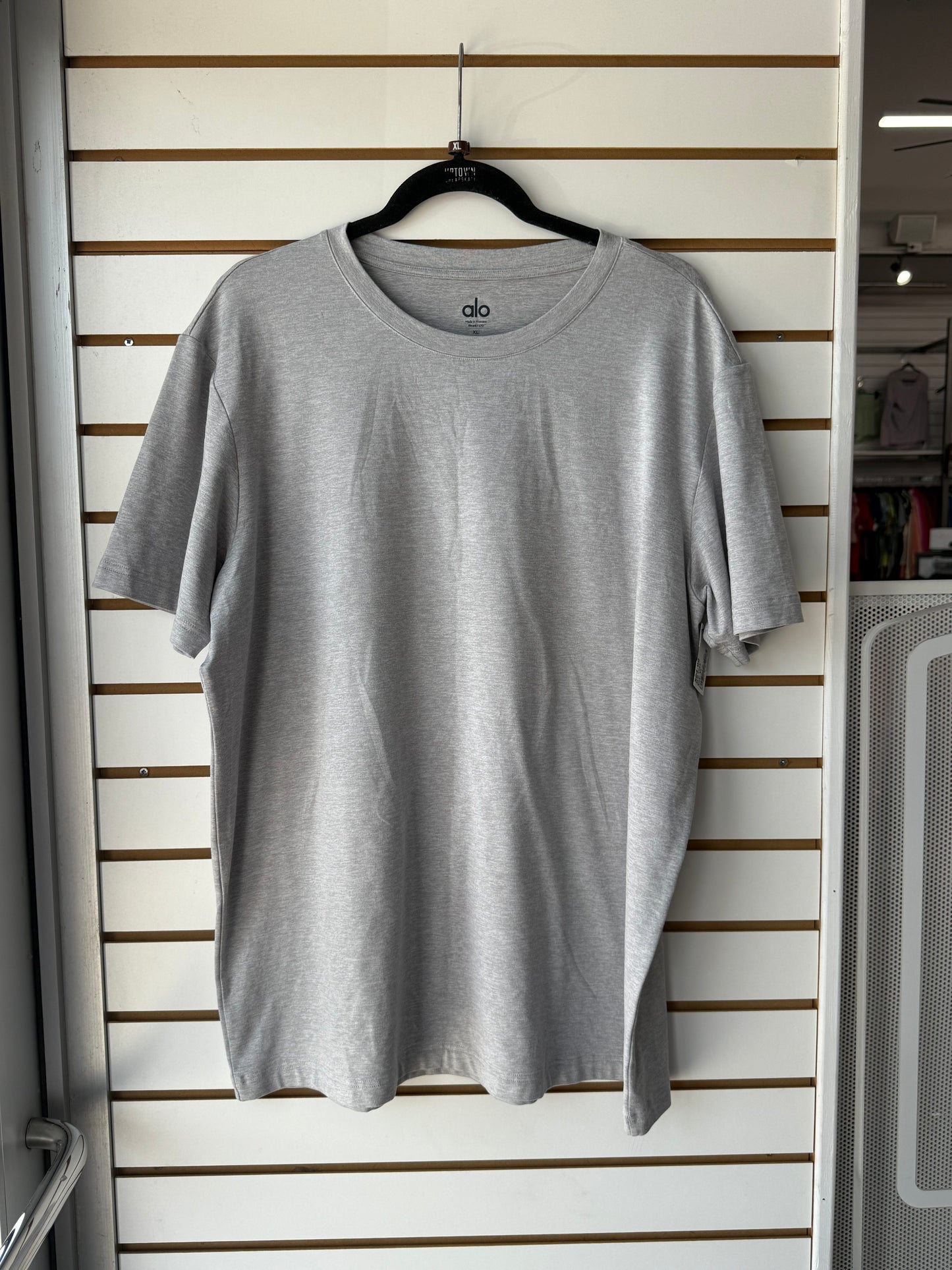 ALO Yoga men’s gray tee size extra large
