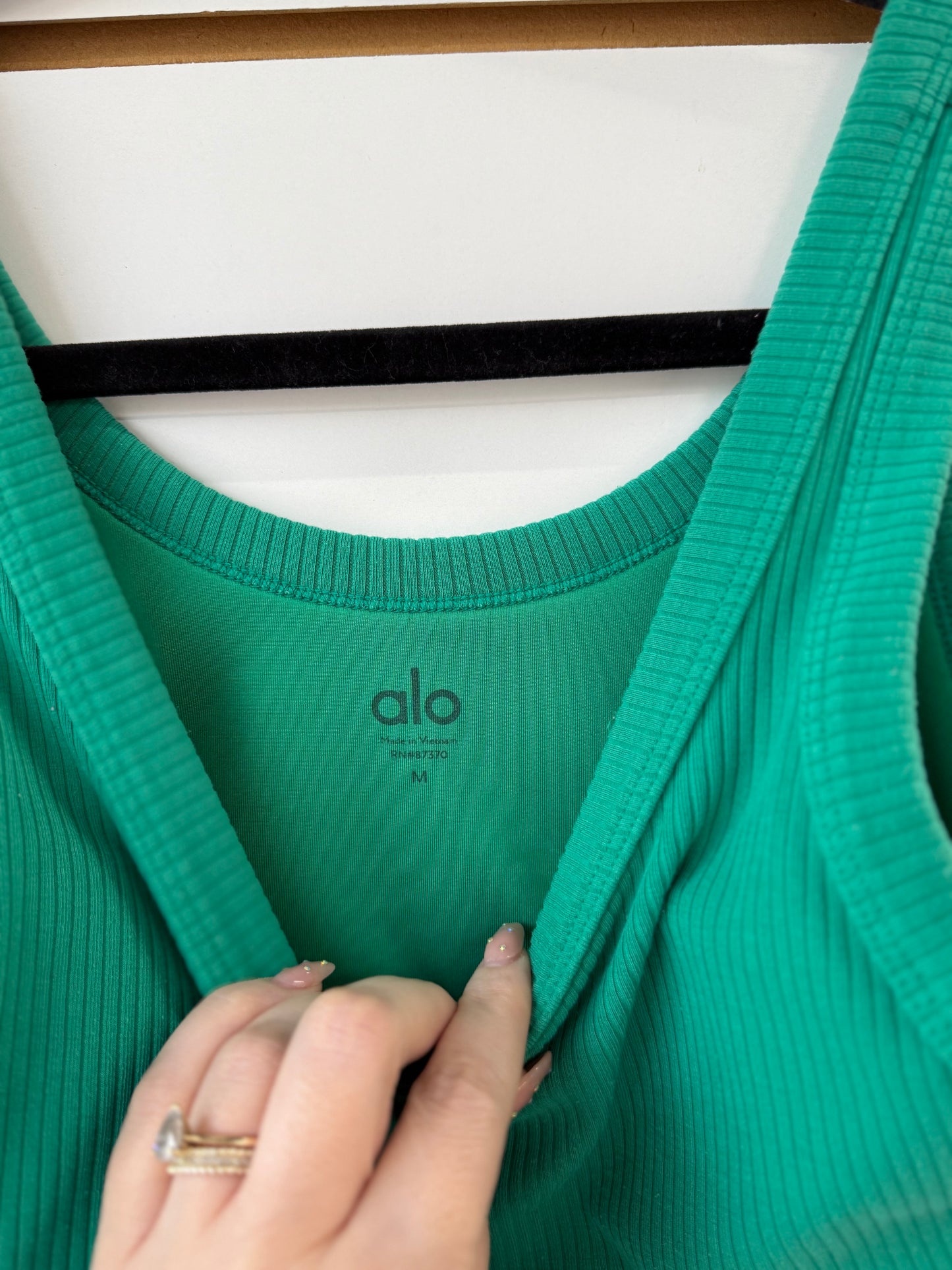 ALO Yoga green wellness ribbed sports bra size medium, light wear