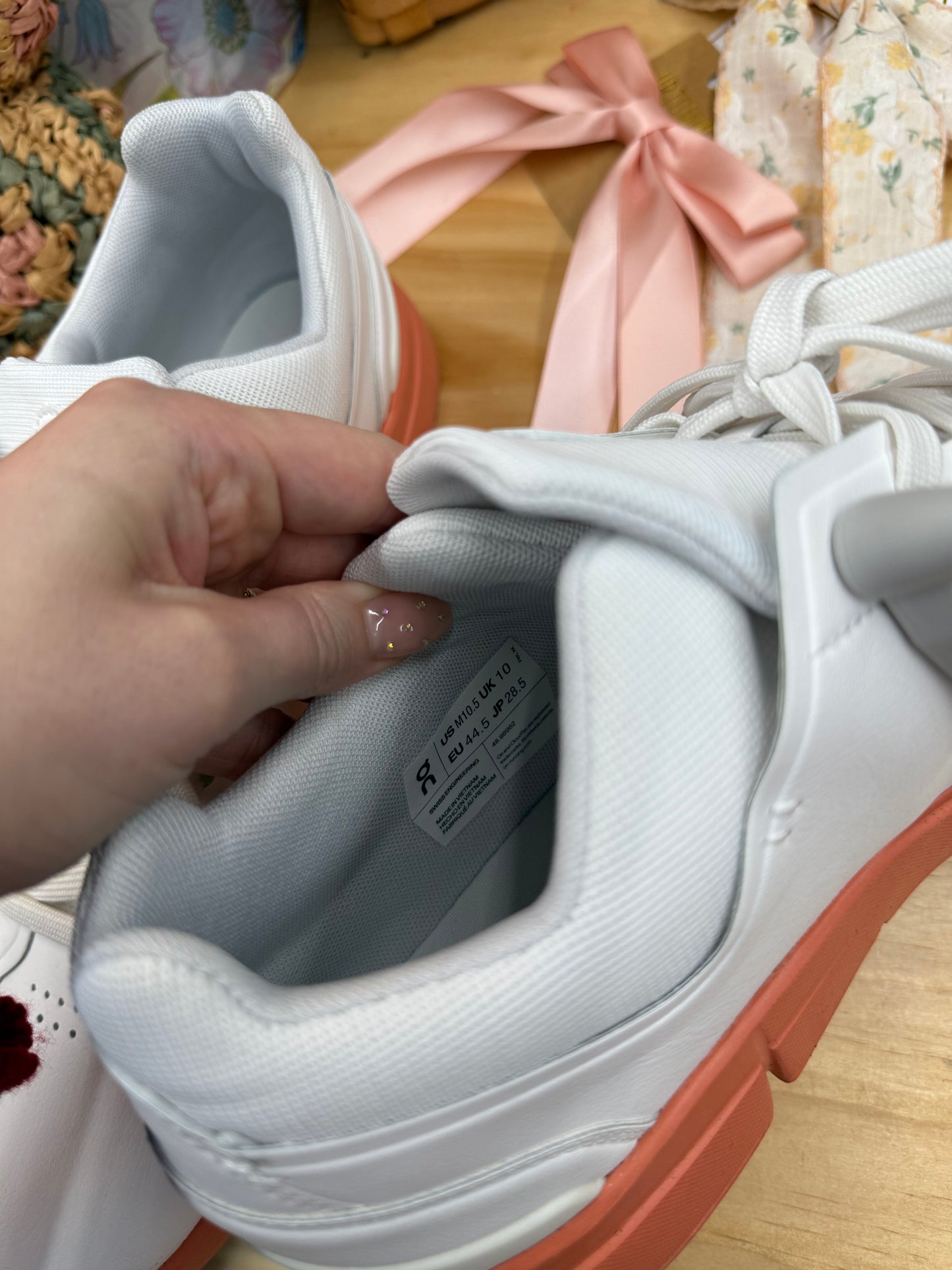 On Cloud men’s the Roger sneakers sz 10.5