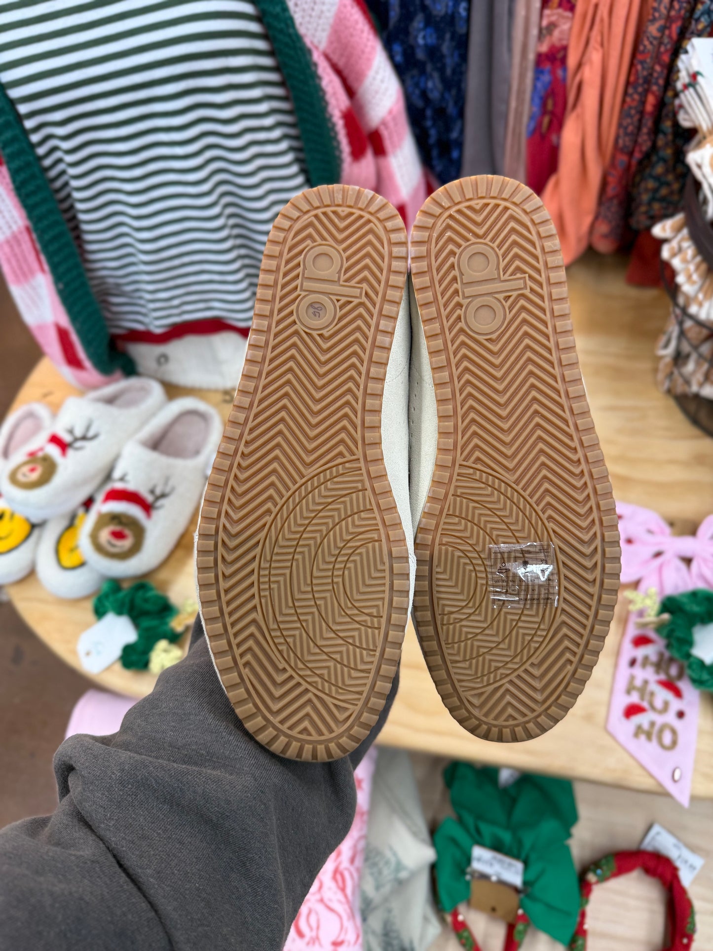 Alo Yoga Sunset sneaker in Sandatone, sz women’s 7 like-new