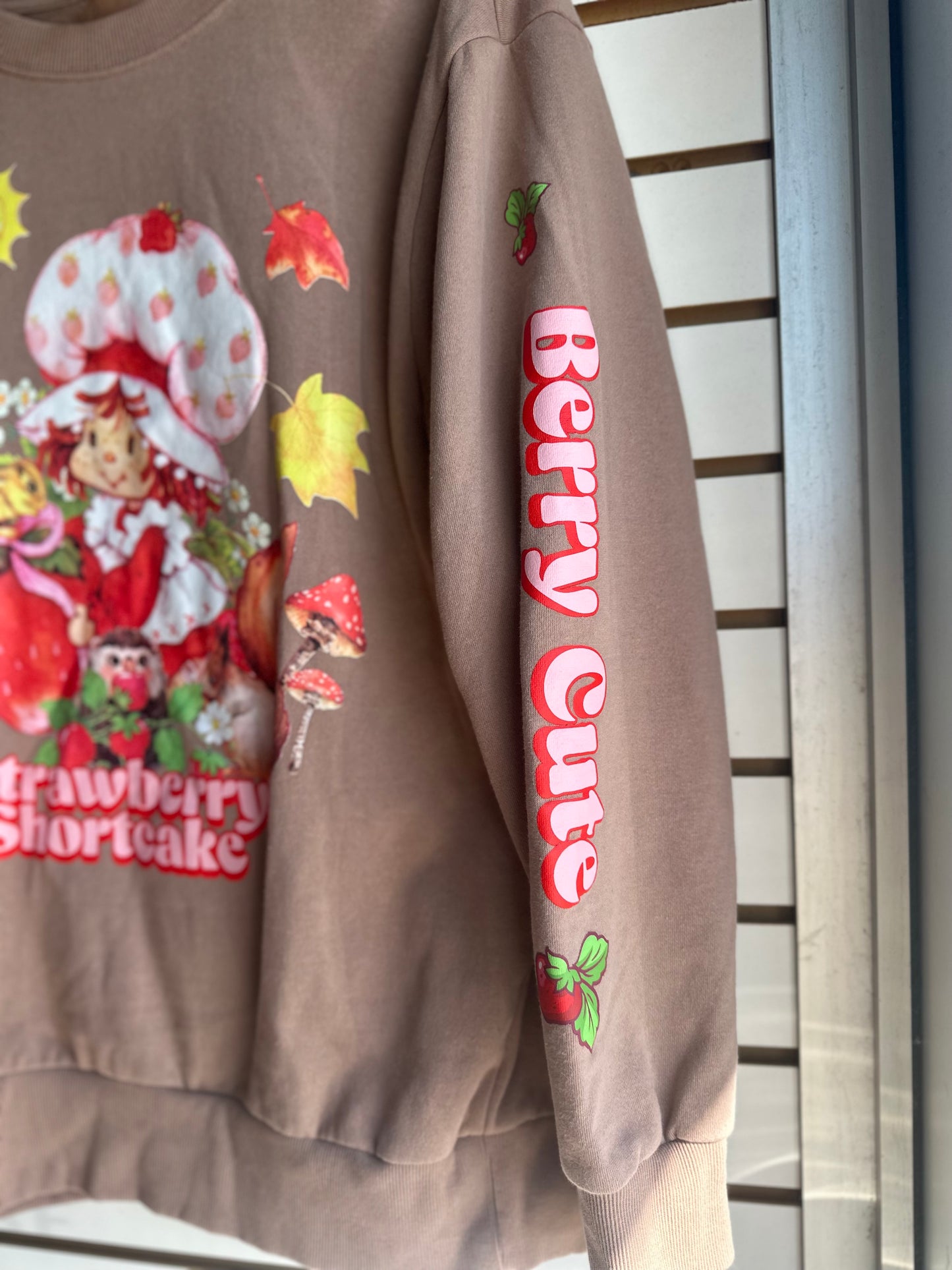 Strawberry Shortcake brown crewneck size med