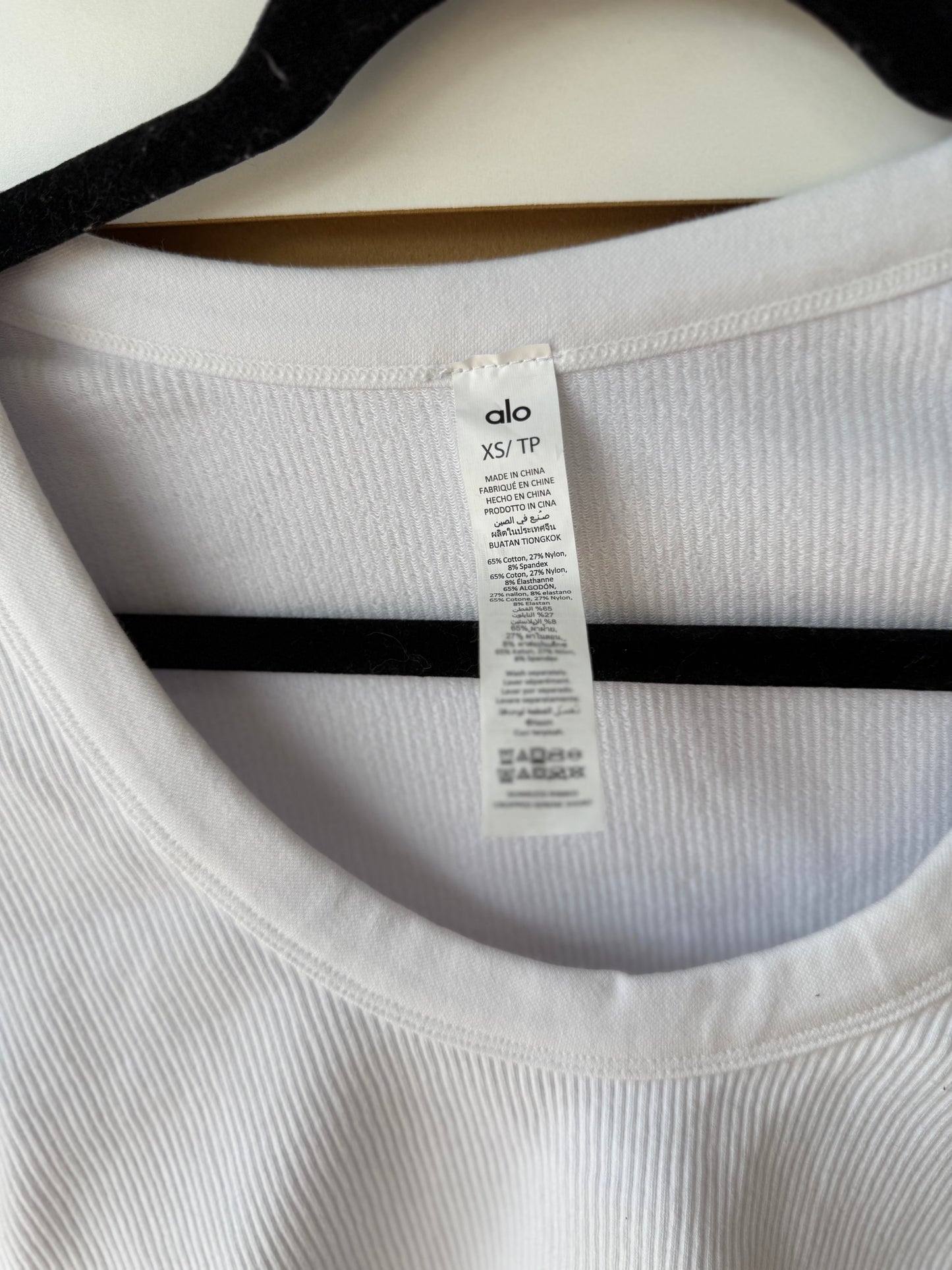 NWT ALO Yoga seamless serene ribbed crop size XS (small spot on front)