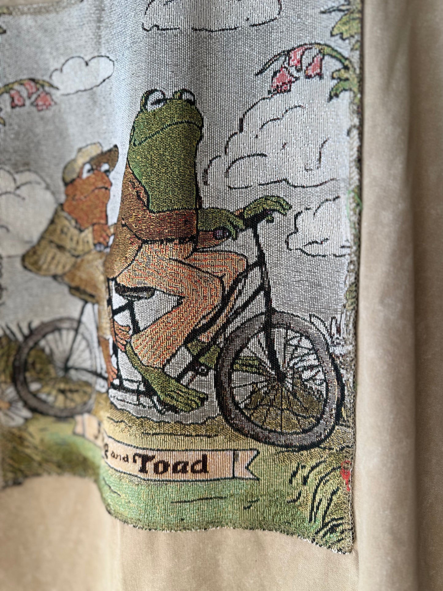 Frog & Toad tapestry tan pullover size Large