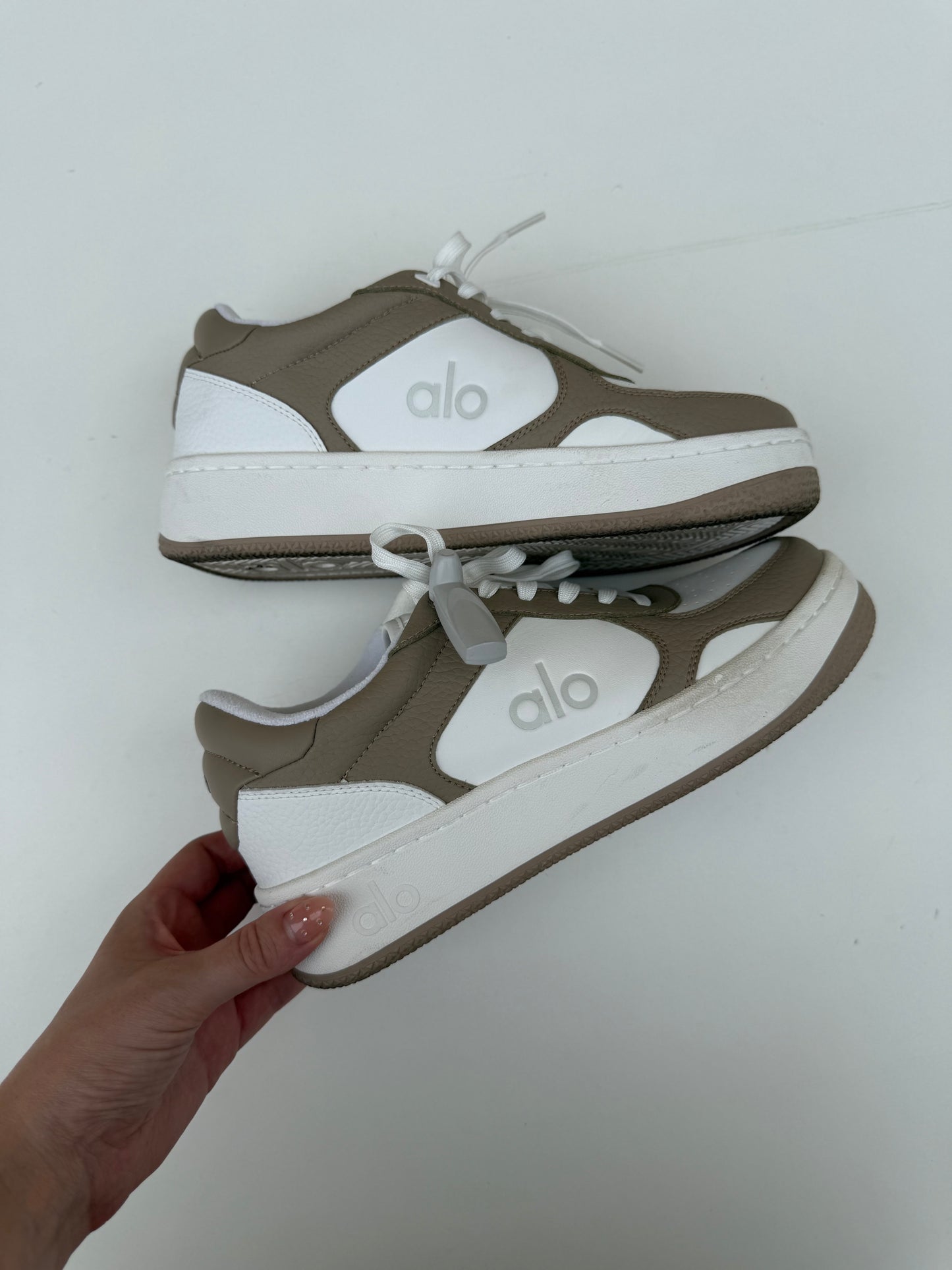 ALO Yoga recovery mode sneaker womens 7.5