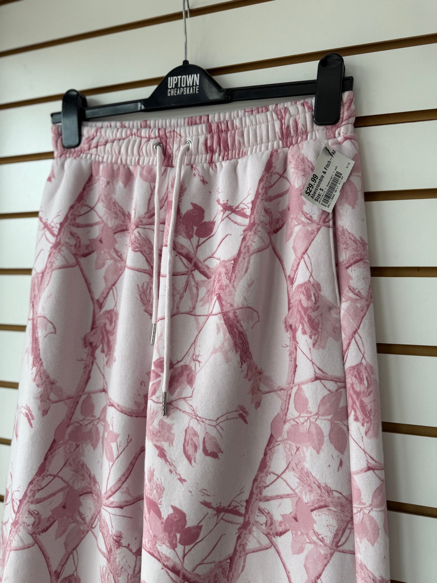 NWT Abercrombie & Fitch pink camo sweatpants size small