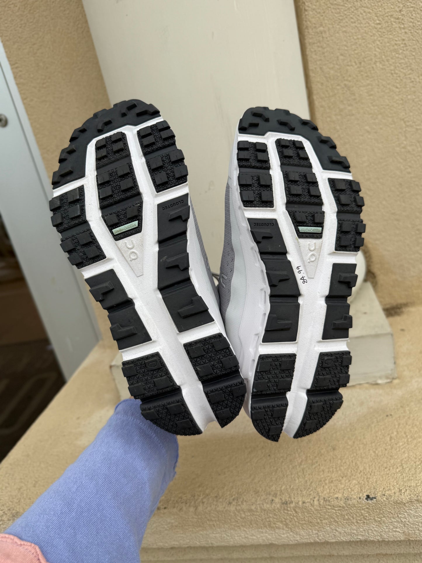 ON Cloudultra glacier frost sneakers size women’s 8.5