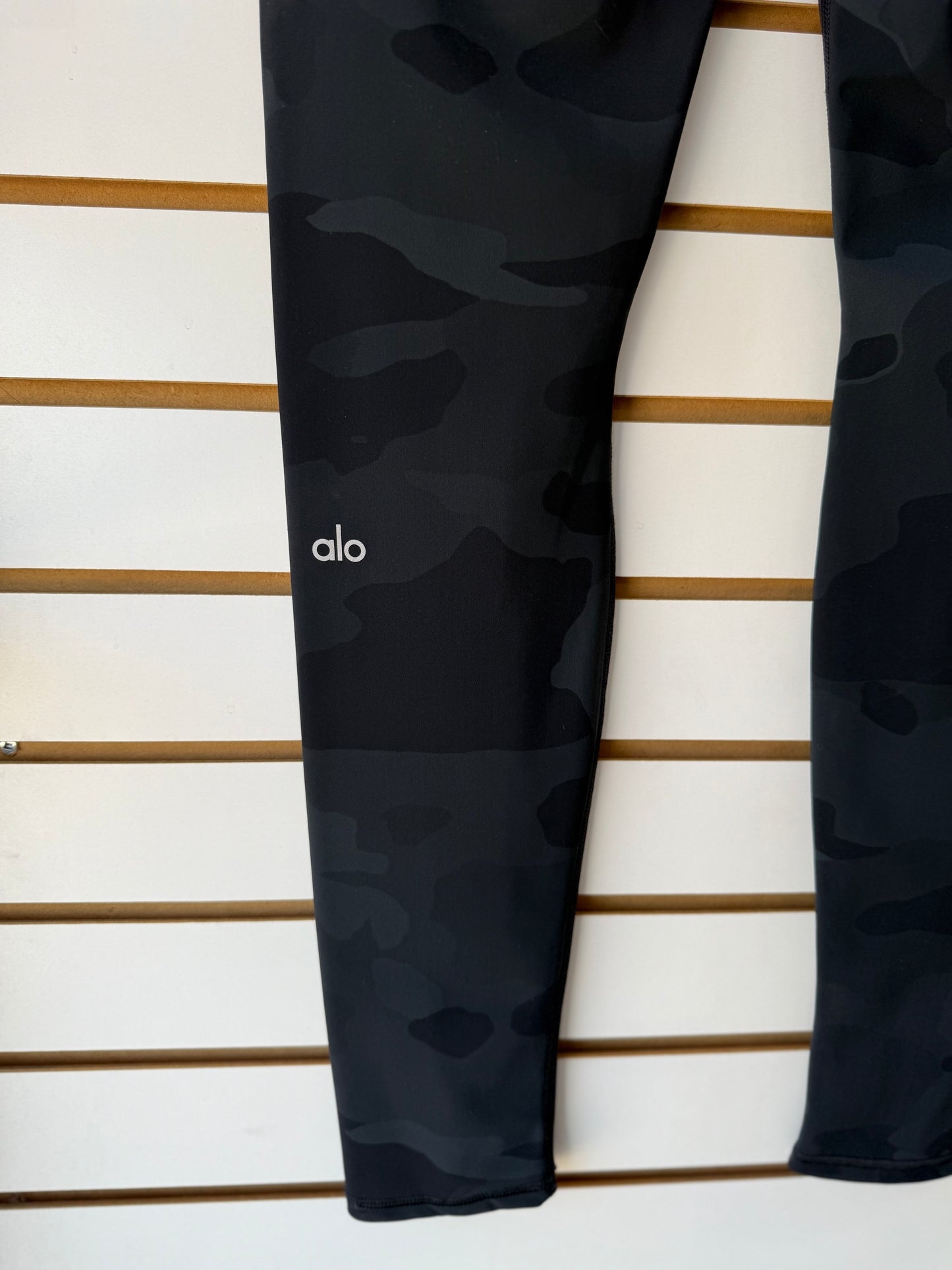 ALO Yoga black camo leggings size large