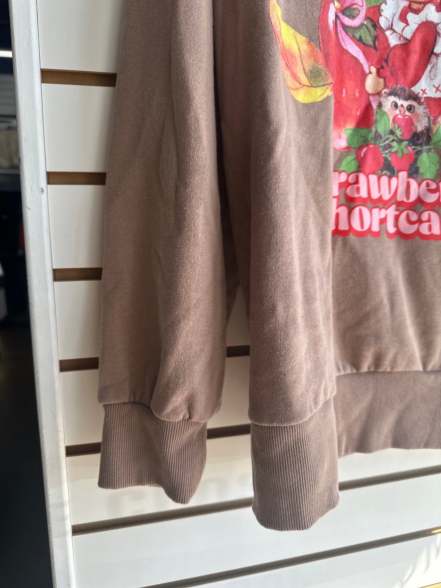 Strawberry Shortcake brown crewneck size med