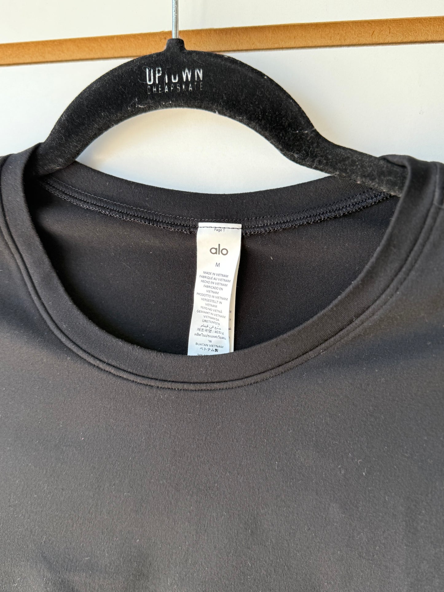 ALO Yoga black cropped shirt size Medium