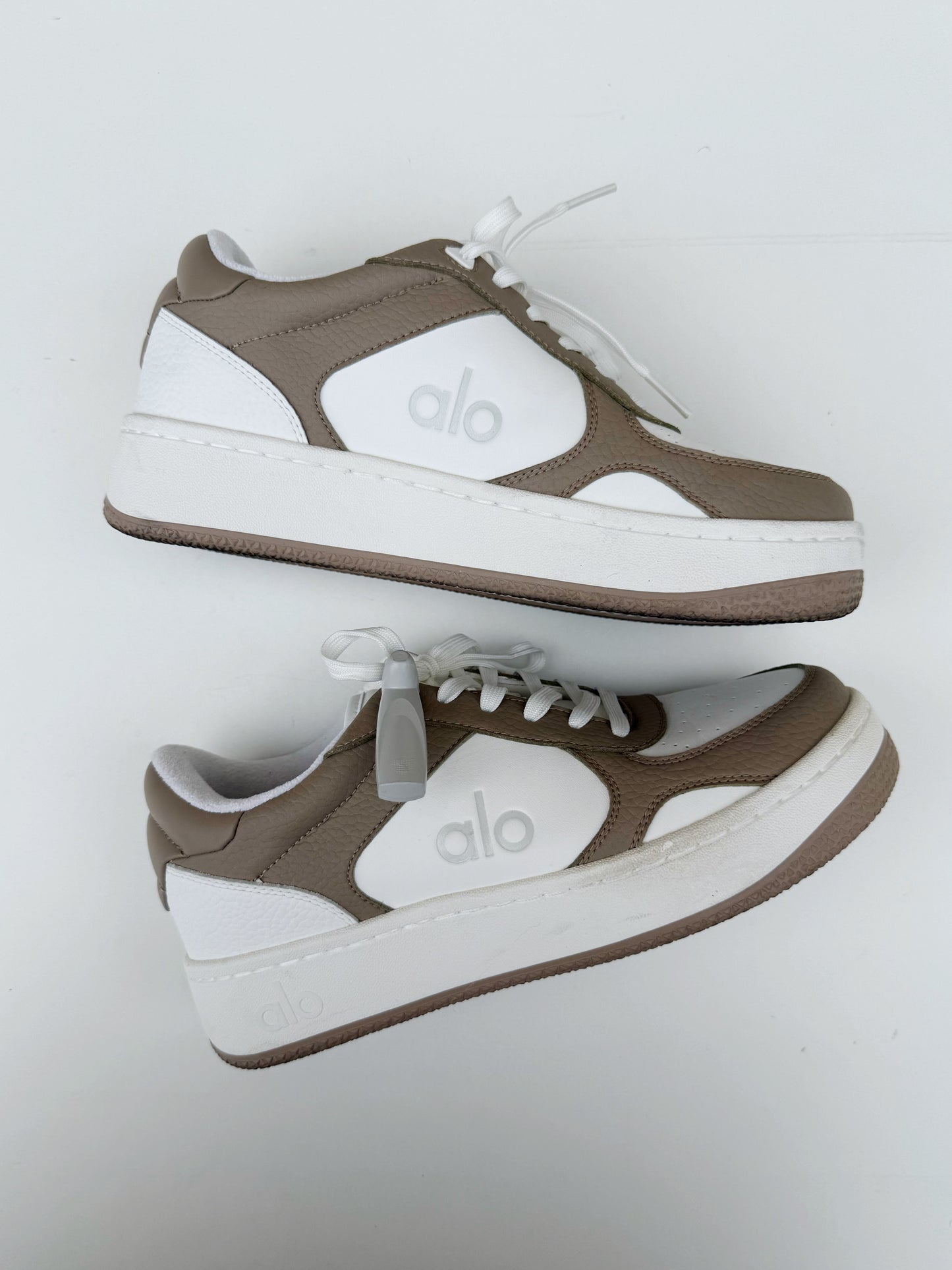 ALO Yoga recovery mode sneaker womens 7.5