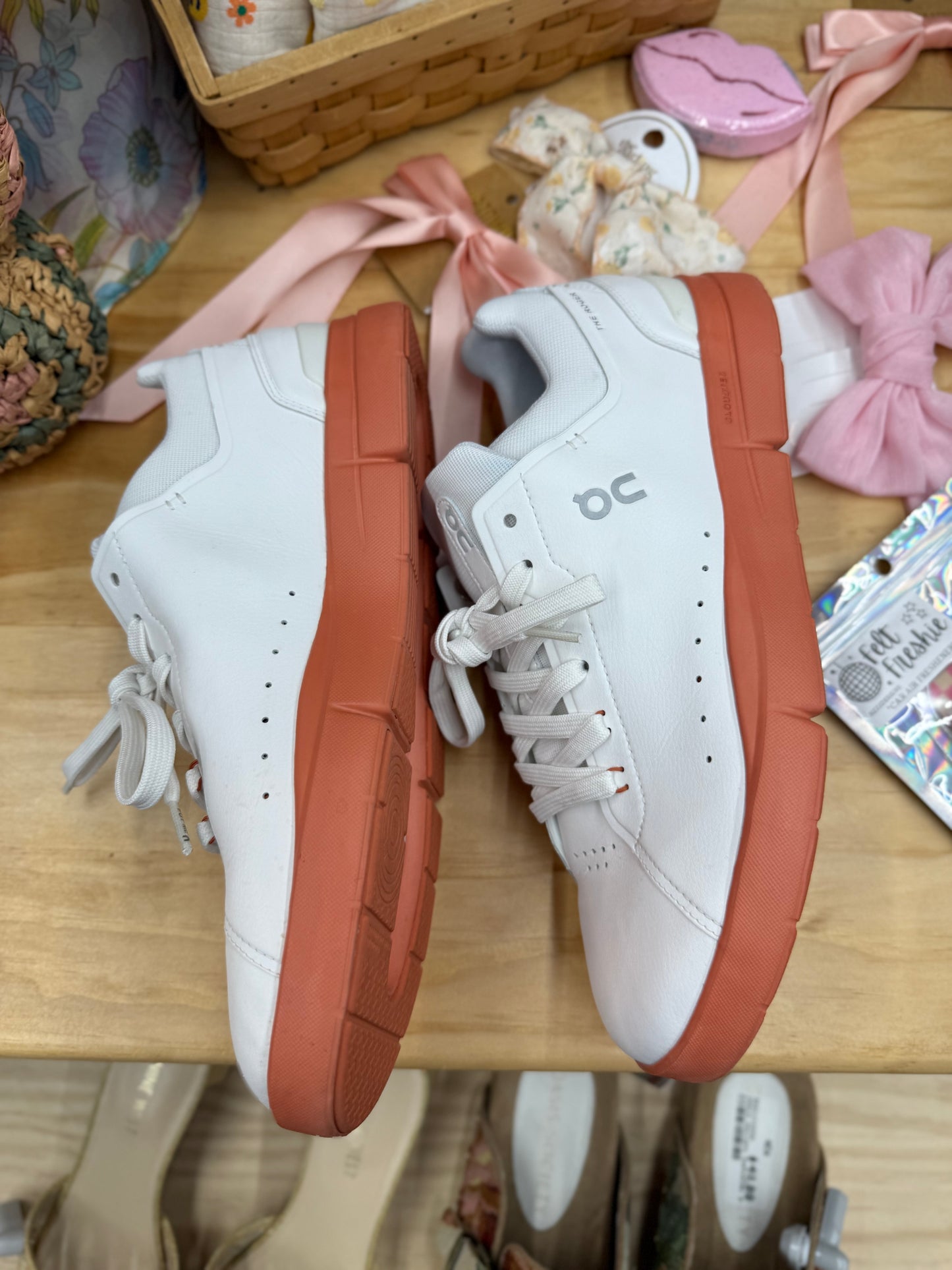 On Cloud men’s the Roger sneakers sz 10.5