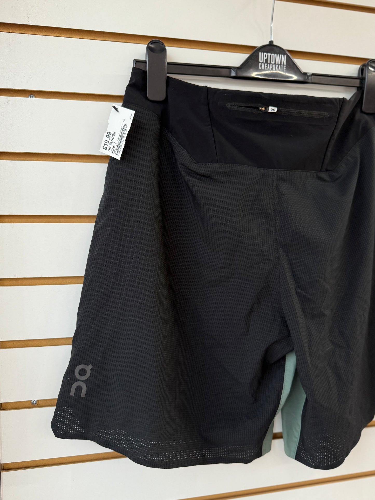 Men’s Run on Clouds lightweight shorts size large