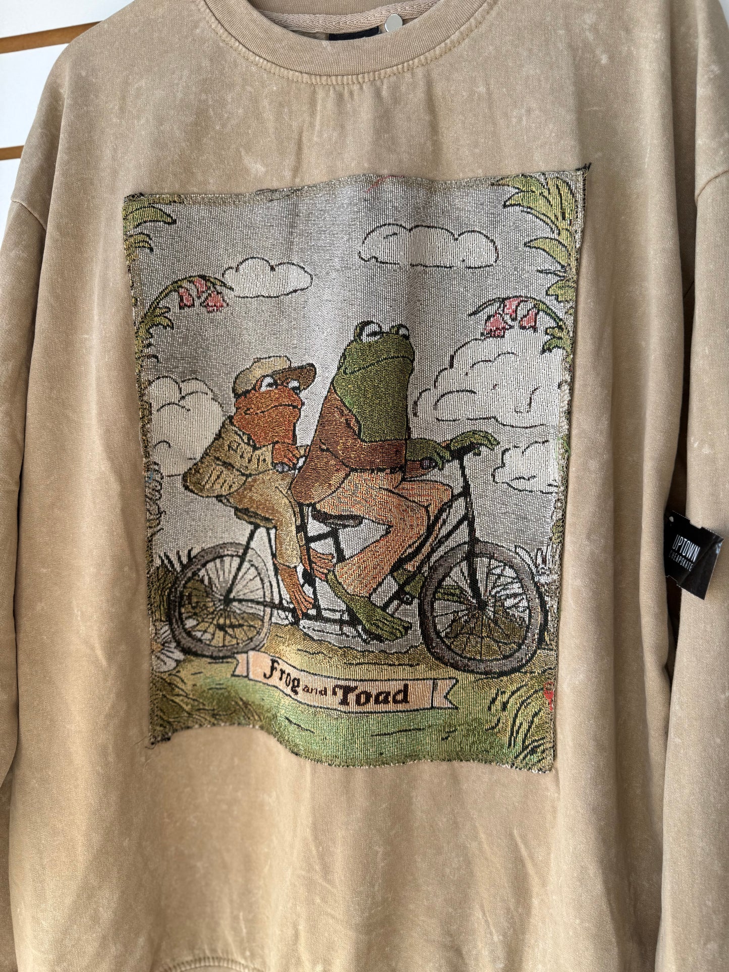 Frog & Toad tapestry tan pullover size Large