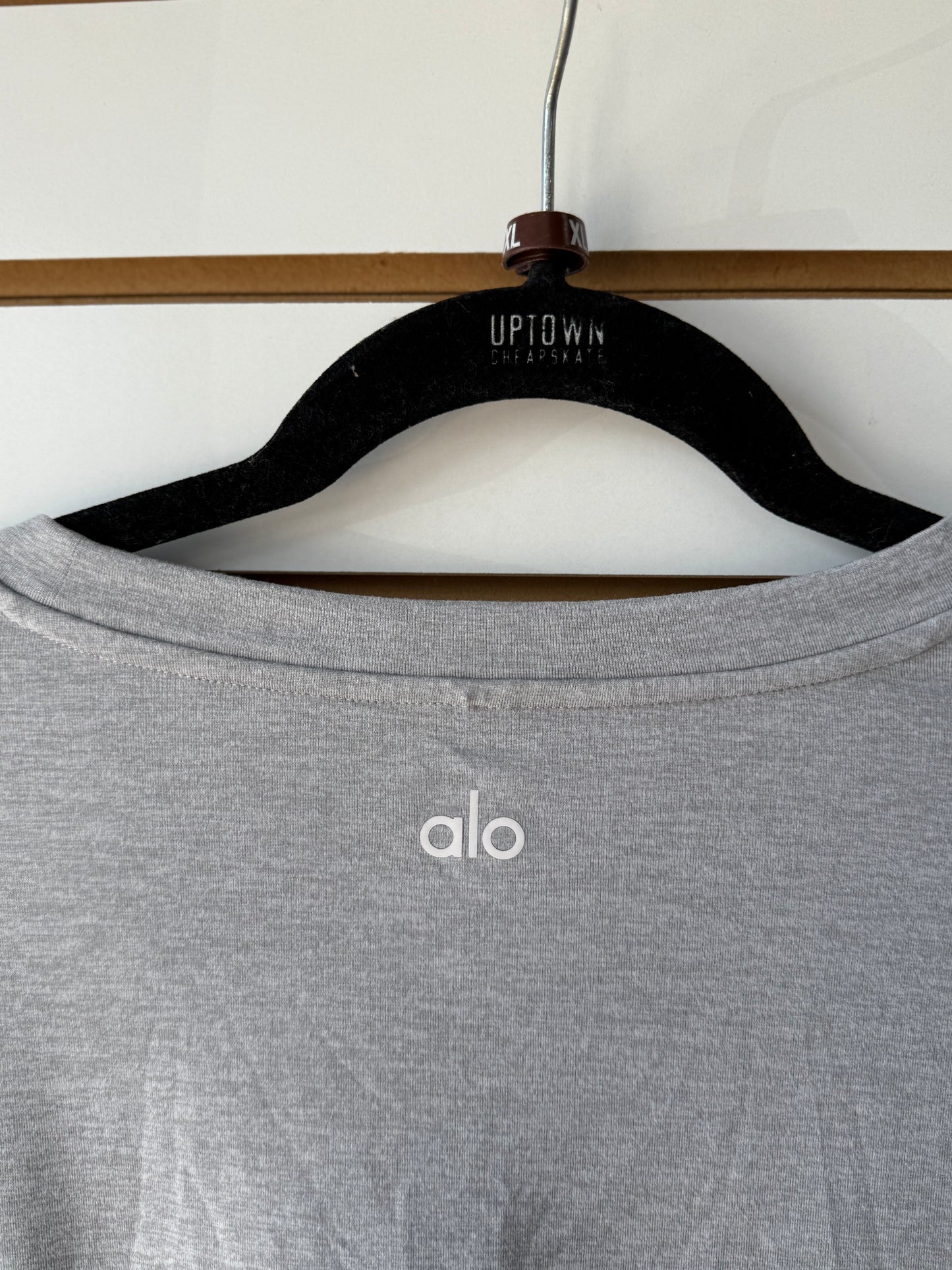 ALO Yoga men’s gray tee size extra large
