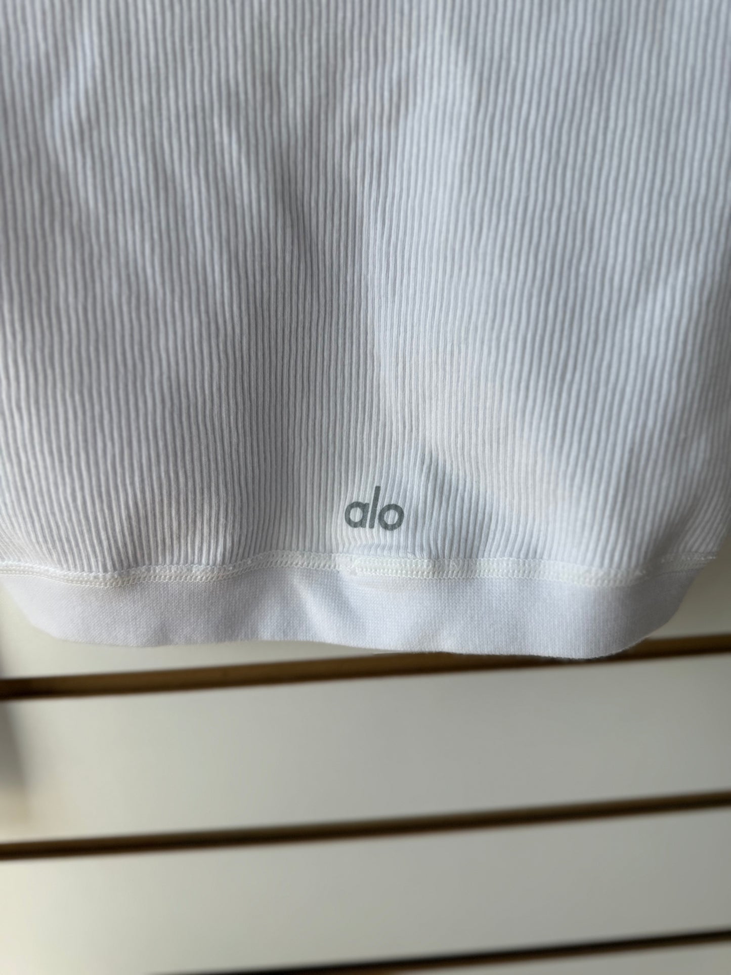 NWT ALO Yoga seamless serene ribbed crop size XS (small spot on front)