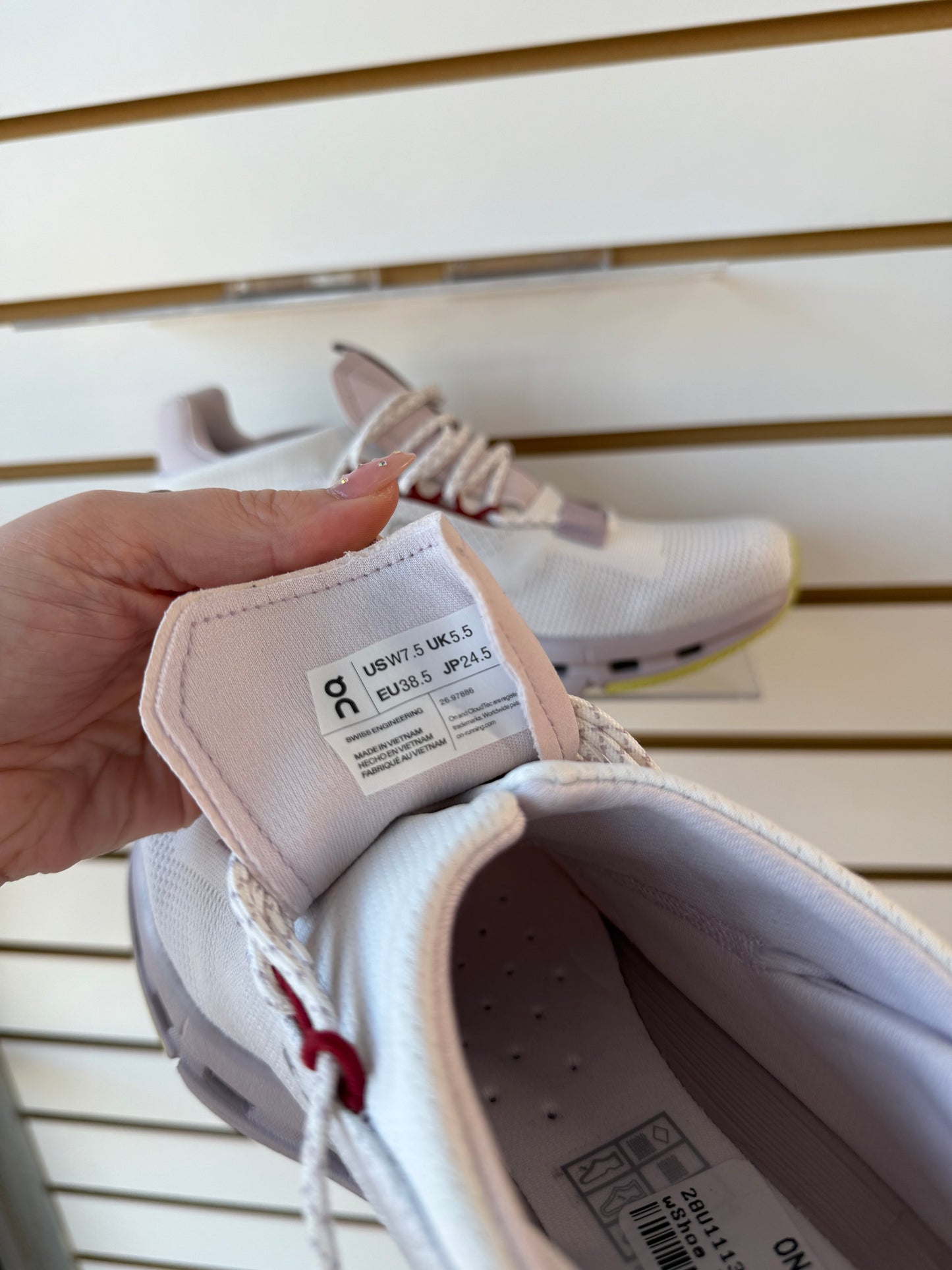 Women’s On Cloud Cloudnova sneakers sz 7.5