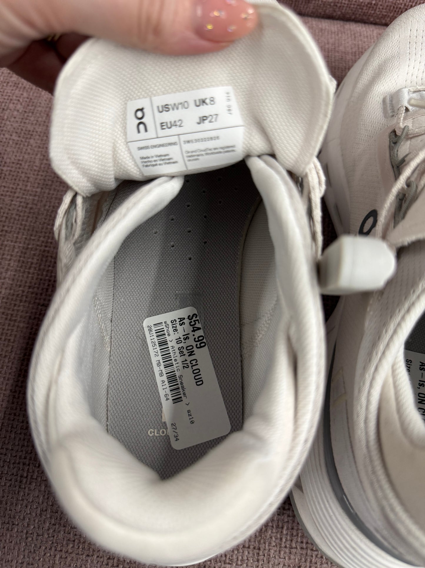 On Cloudnova women’s size 10 shows some wear