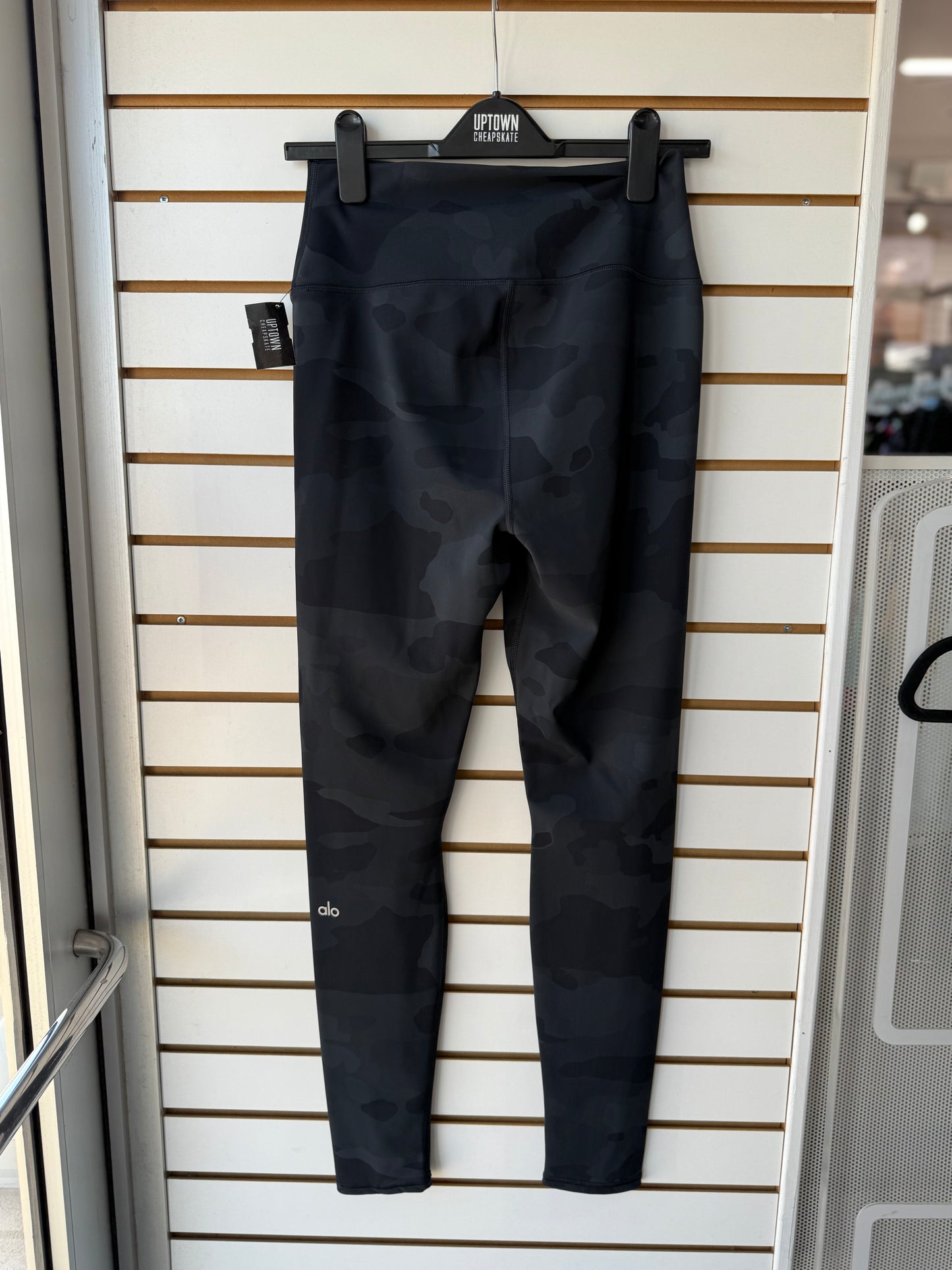 ALO Yoga black camo leggings size large