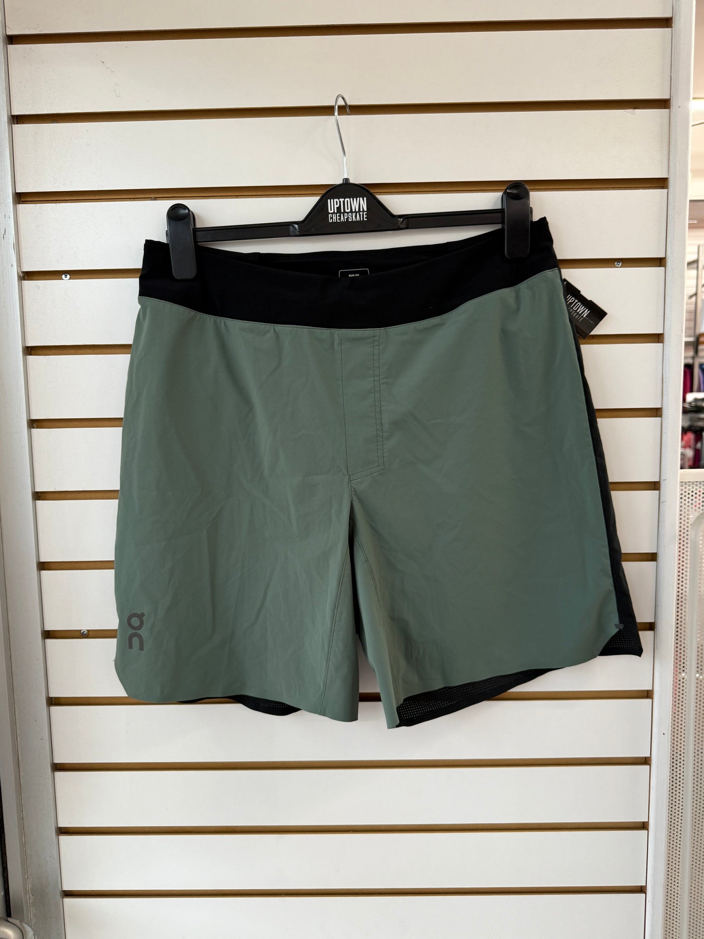 Men’s Run on Clouds lightweight shorts size large