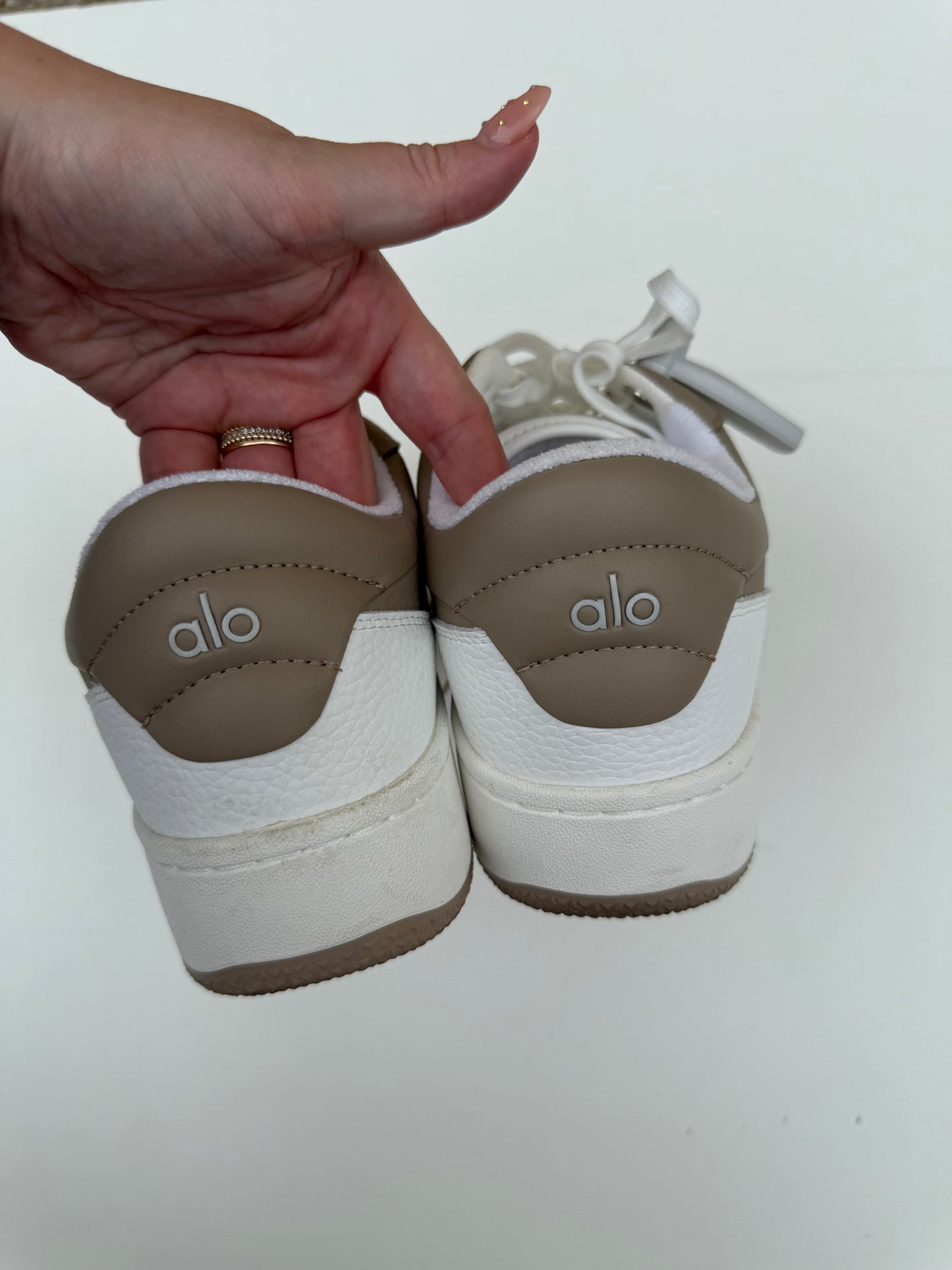 ALO Yoga recovery mode sneaker womens 7.5