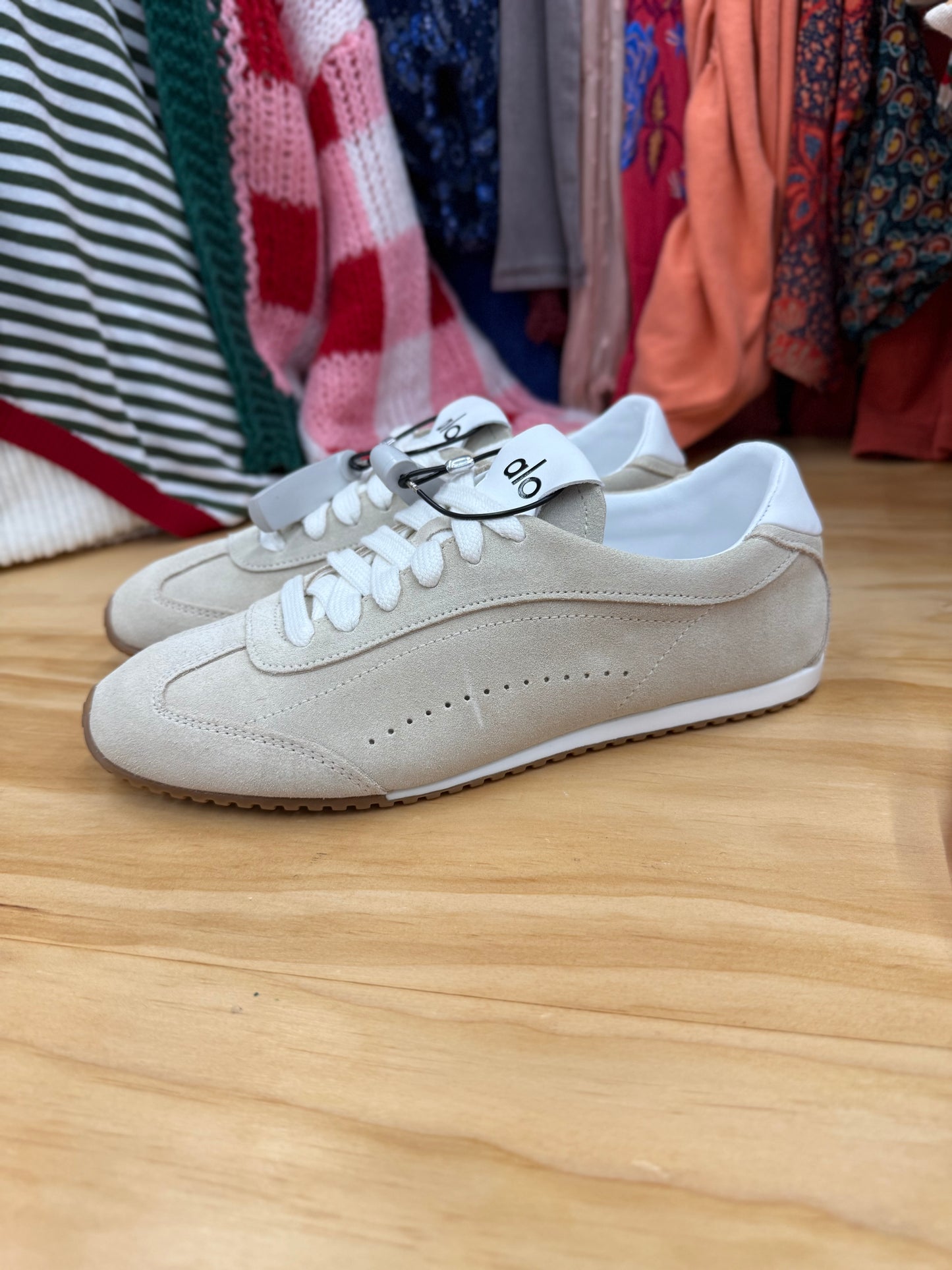 Alo Yoga Sunset sneaker in Sandatone, sz women’s 7 like-new