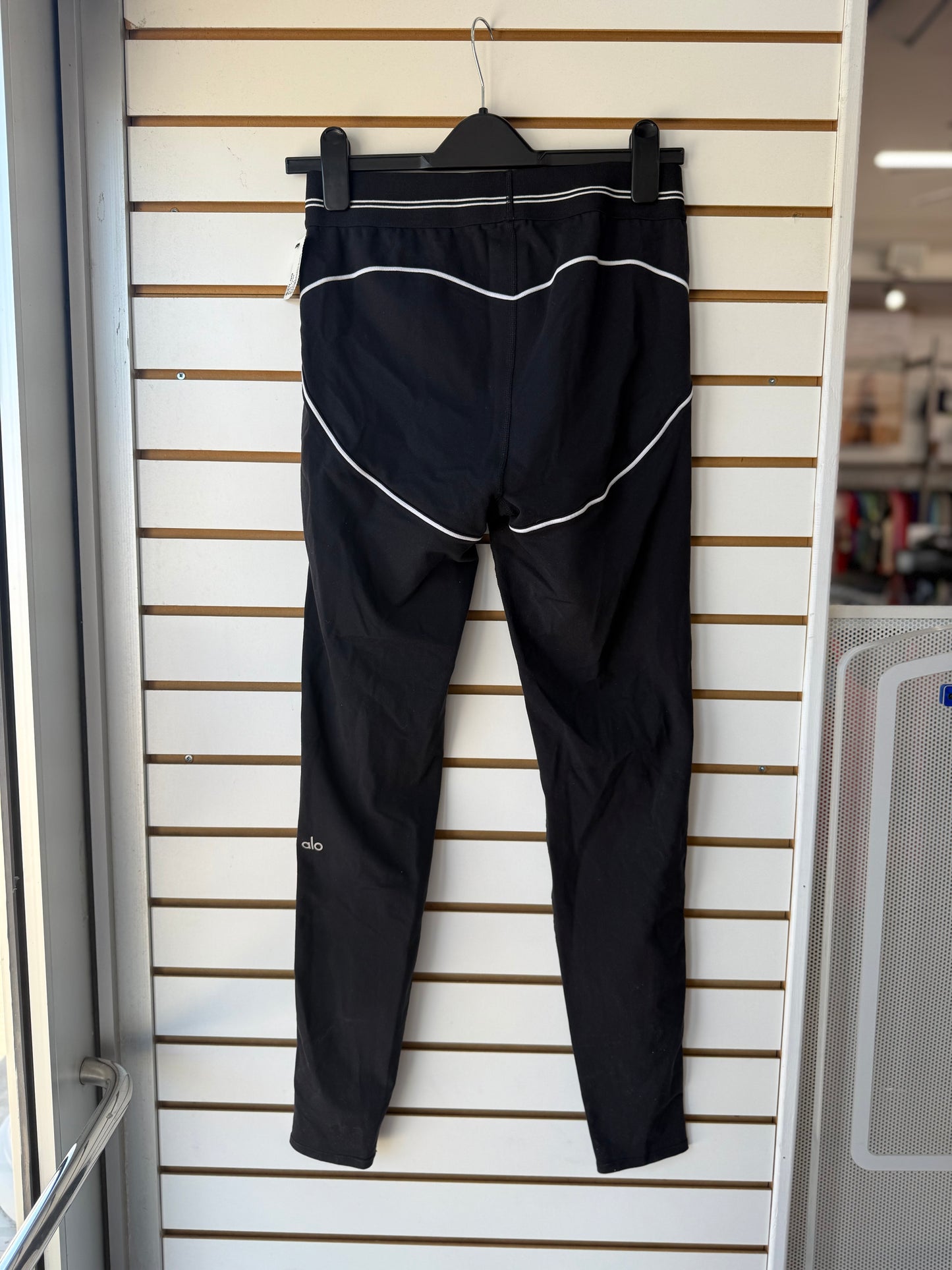 ALO Yoga black heartthrob leggings size large (light wear)