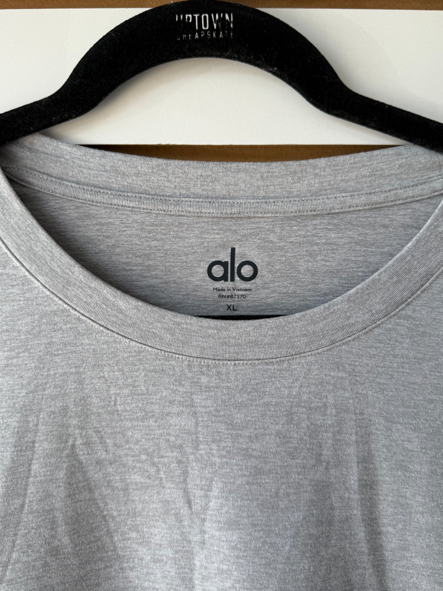 ALO Yoga men’s gray tee size extra large
