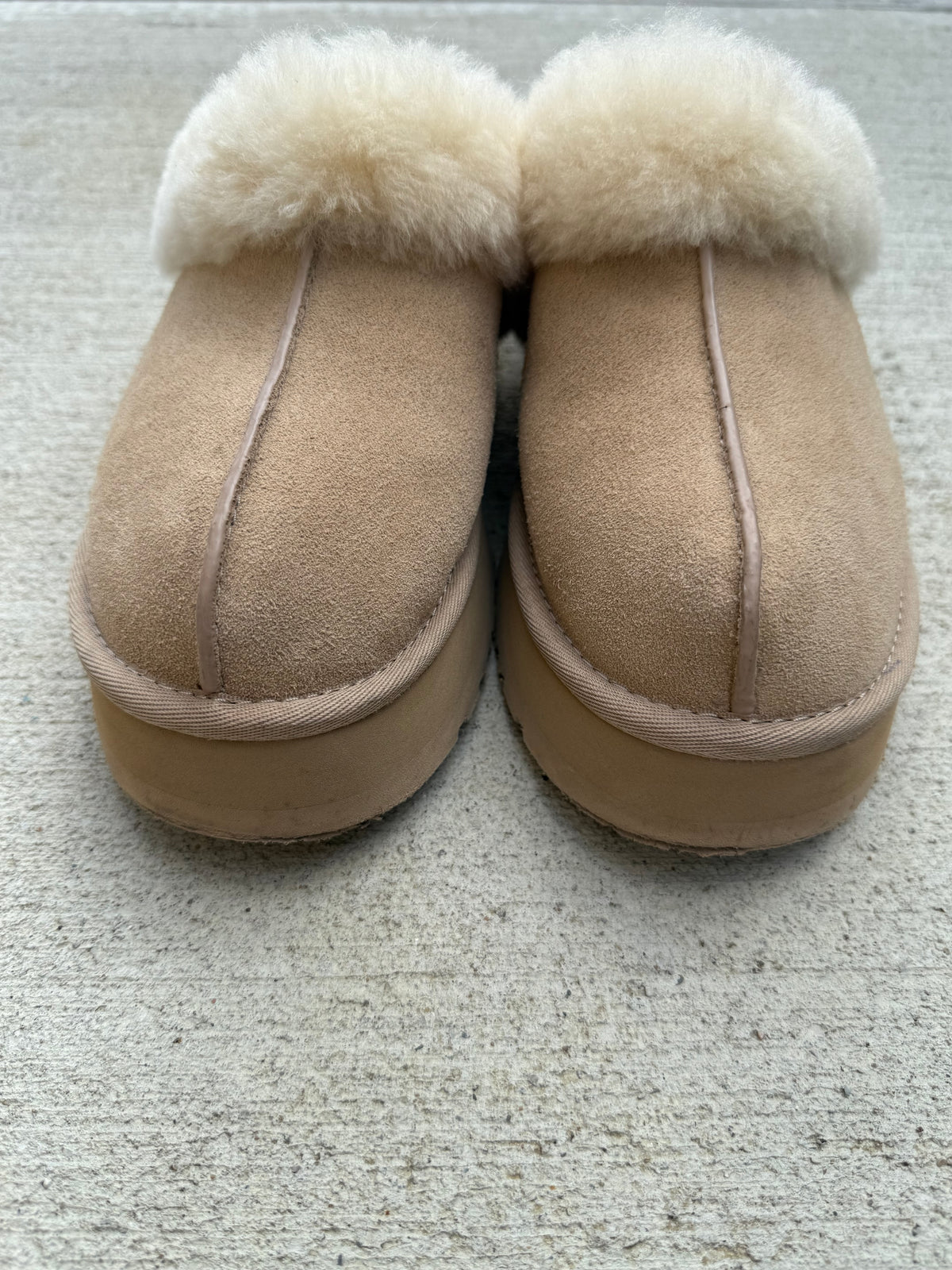 UGG platform disquette slippers size 8 women’s
