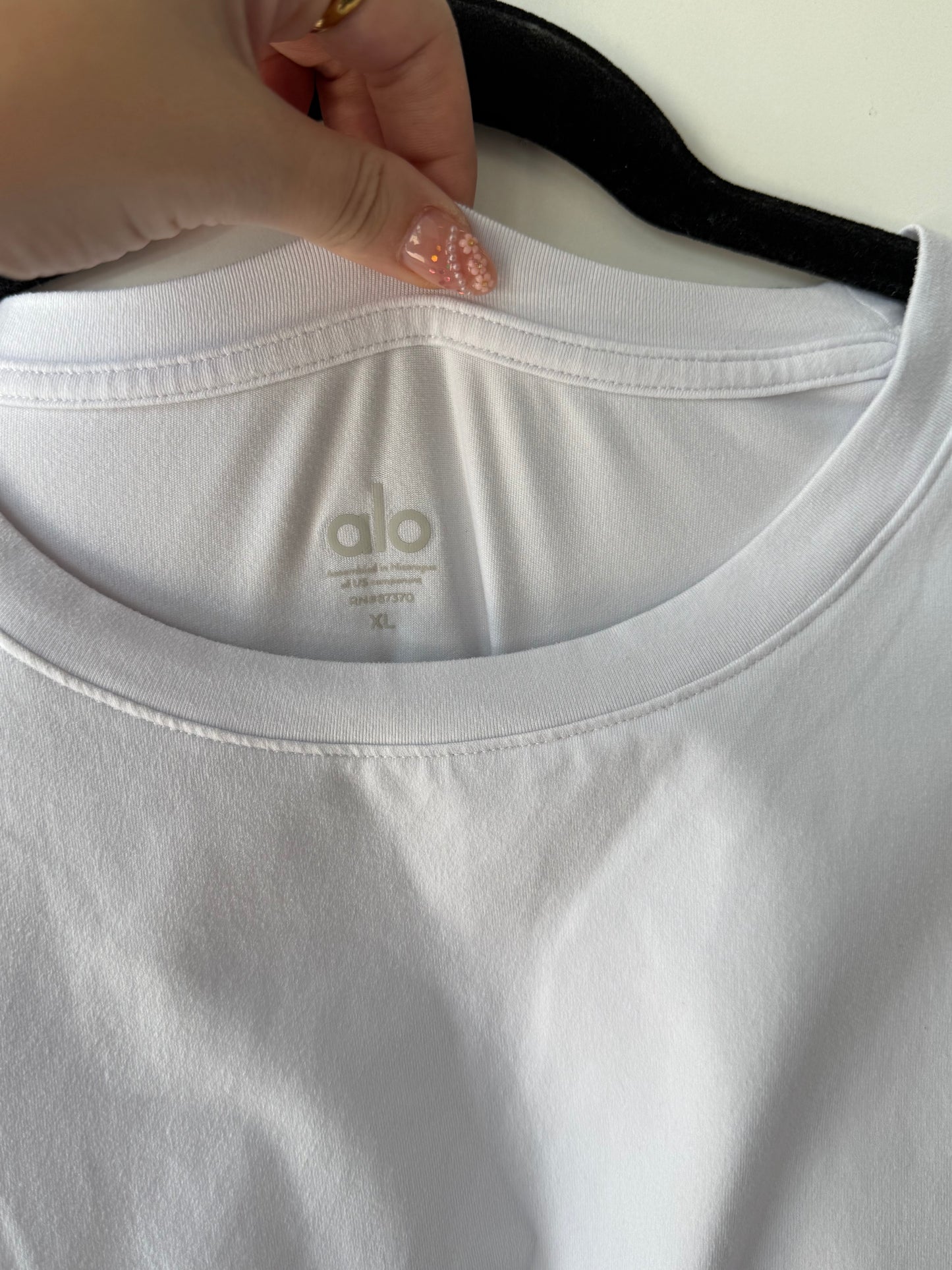 ALO Yoga men’s white tee size extra large