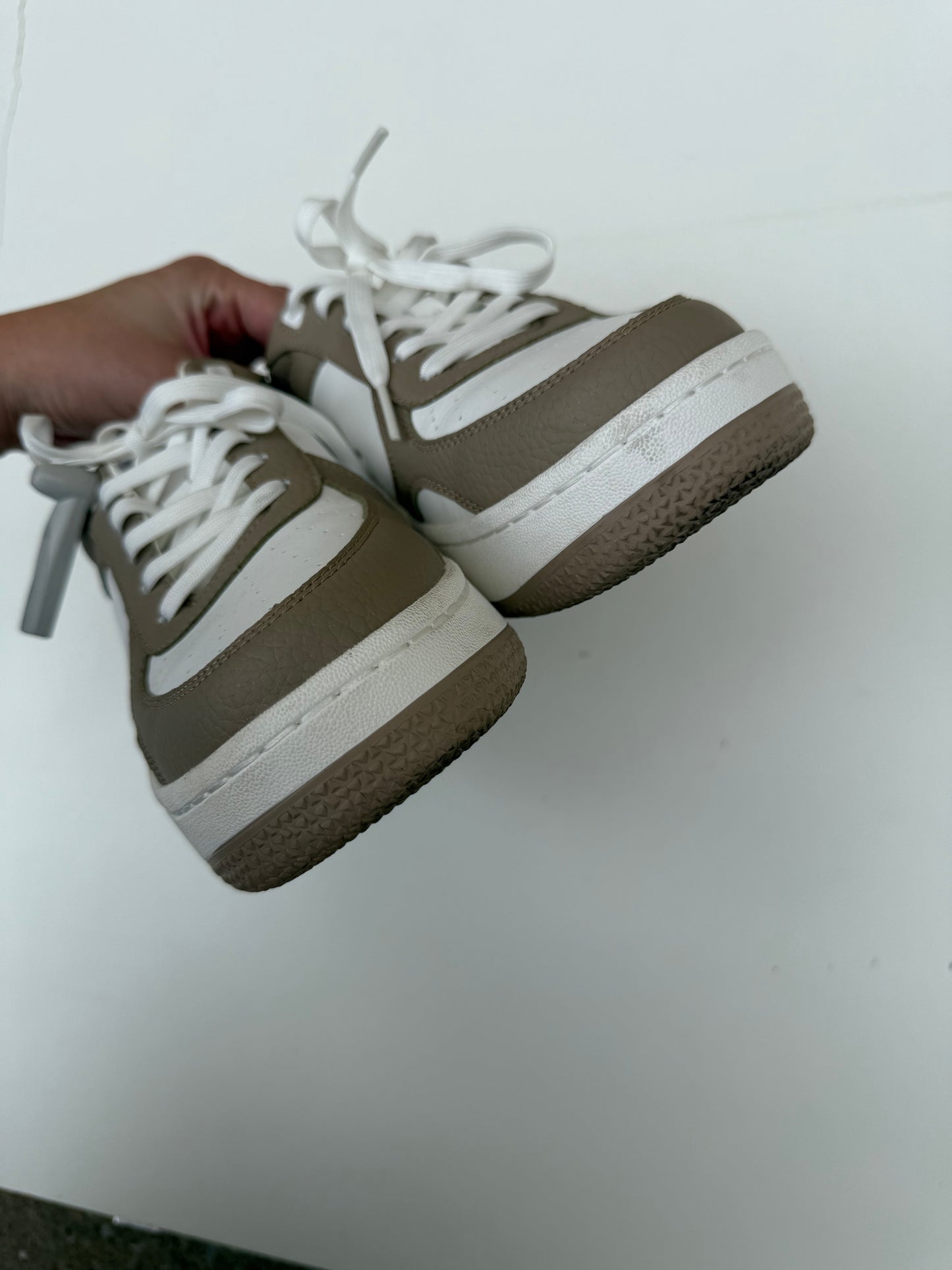 ALO Yoga recovery mode sneaker womens 7.5