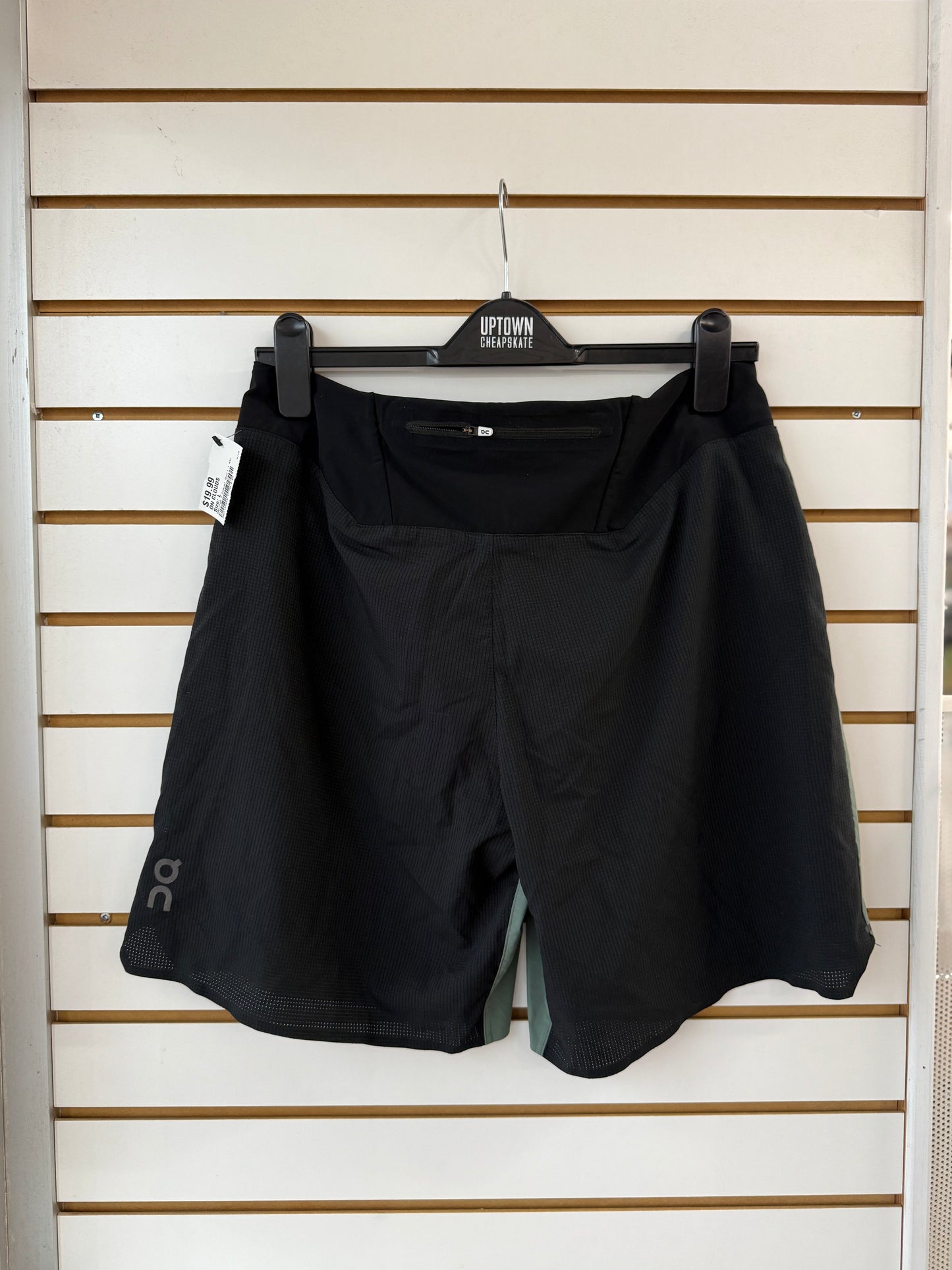 Men’s Run on Clouds lightweight shorts size large
