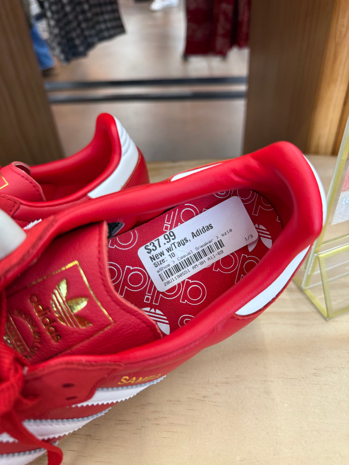 NWT Adidas red samba men’s size 8.5, women’s 10