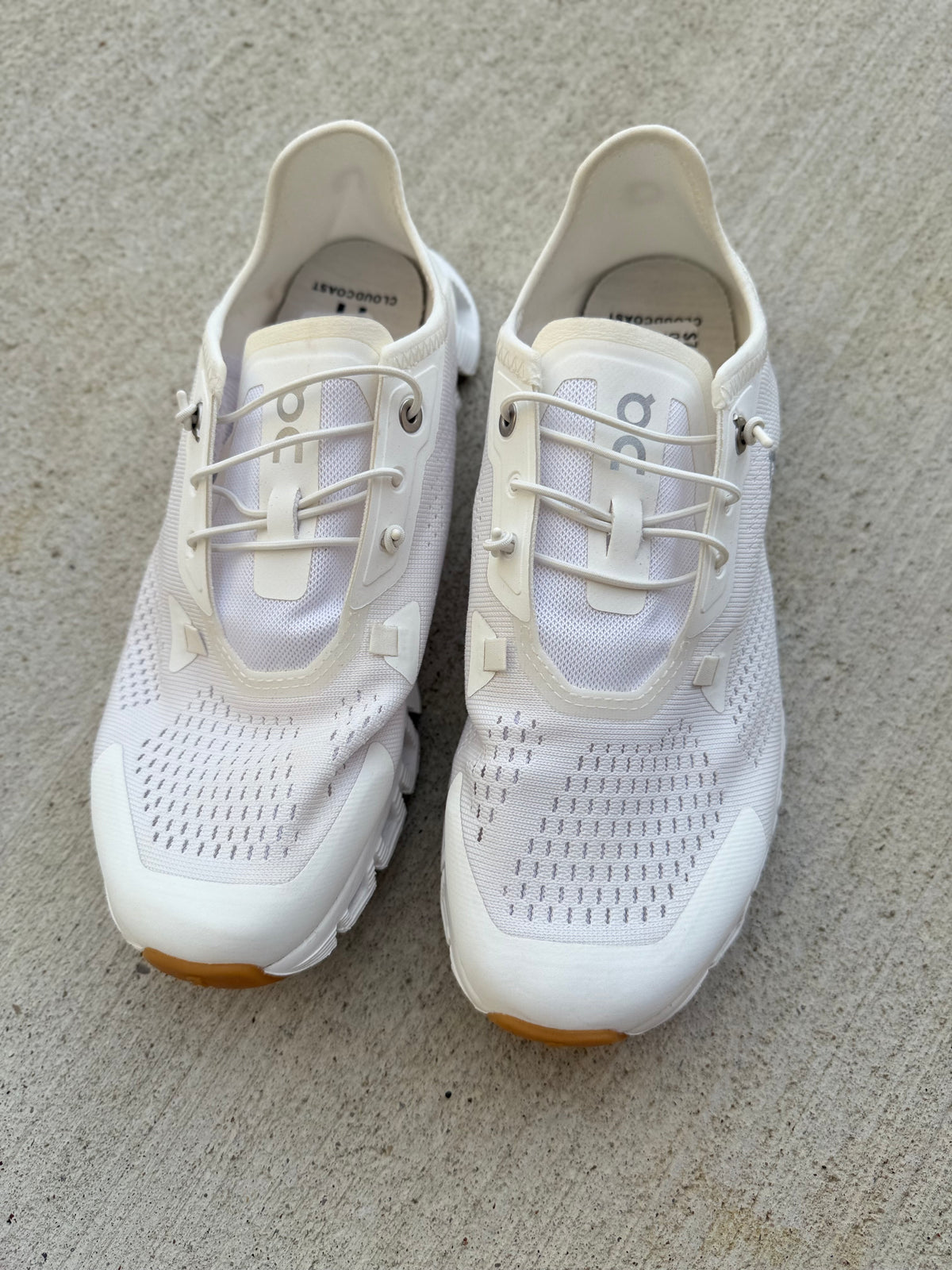 ON Cloud coast white sneakers women’s 7.5