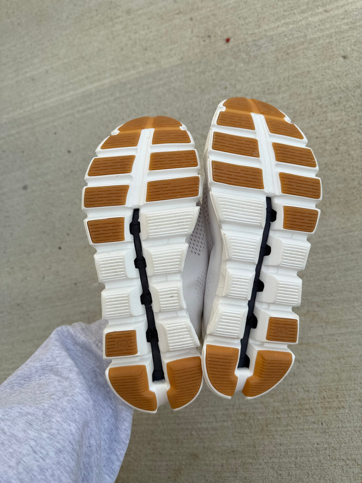 ON Cloud coast white sneakers women’s 7.5