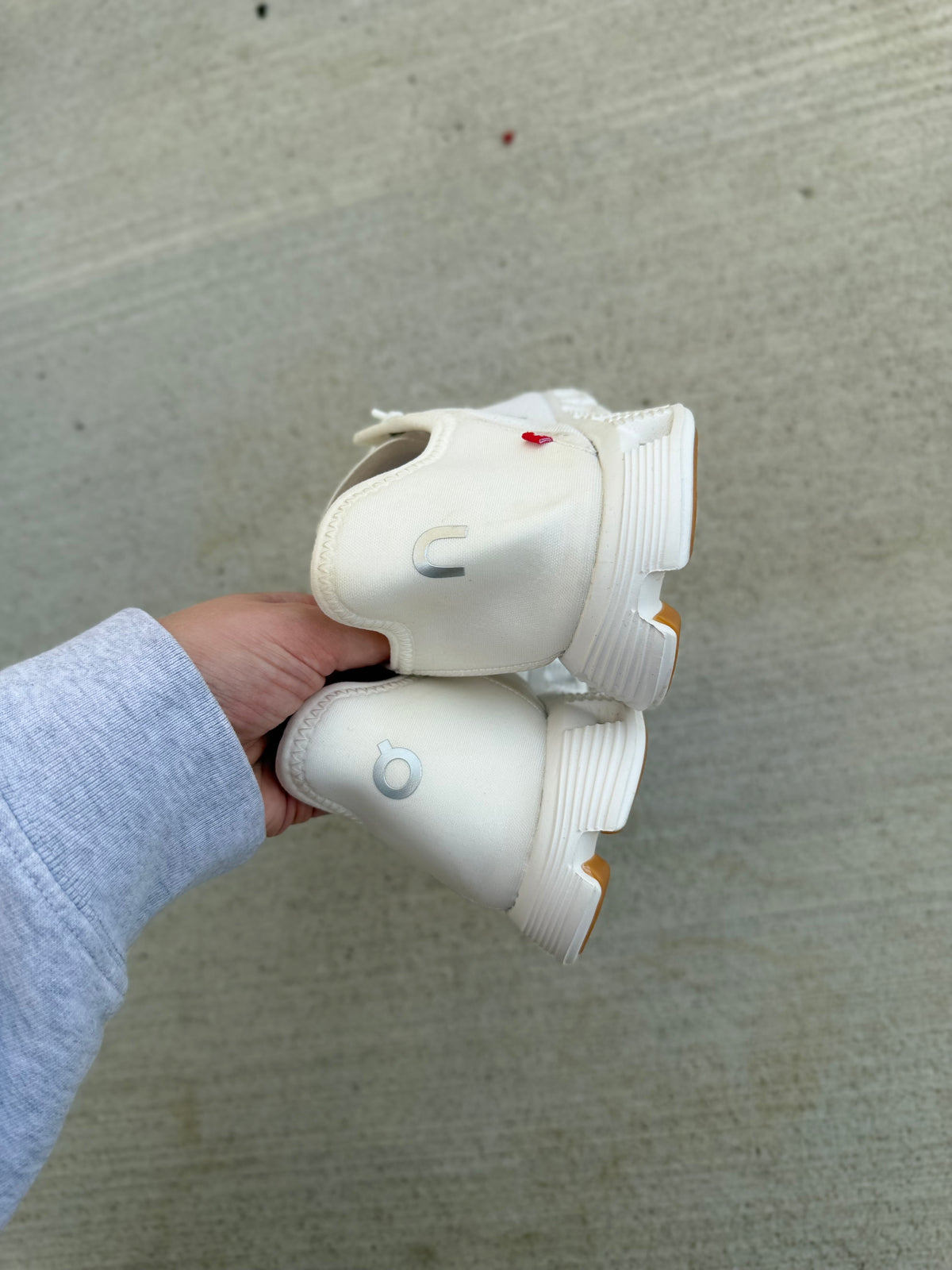 ON Cloud coast white sneakers women’s 7.5